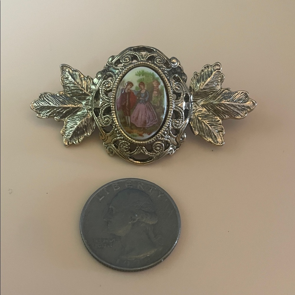 Vintage Gold tone Brooch with Artistic Design